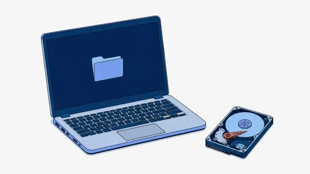 Otwarty laptop z ikoną folderu na ekranie, obok dysk twardy 2,5 cala bez pokrywy z ramieniem głowicy wyróżnionym koralem