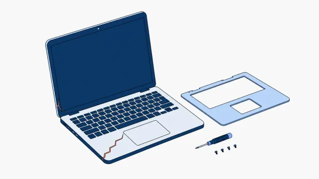Otwarty laptop z pękniętym palmrestem przy lewym przednim rogu i pęknięciem przy lewym zawiasie, obok nowy palmrest z otworami na klawiaturę i touchpad, wkrętak i cztery śrubki